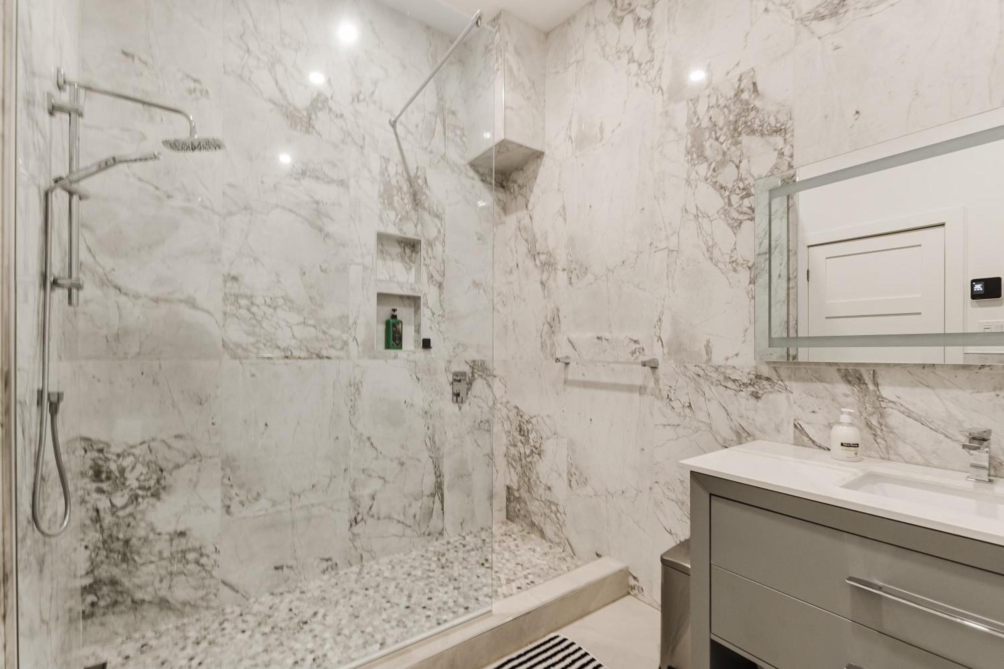 Elegant 3 Bedroom Apartment In Old Port - 302 Montreal Exterior photo
